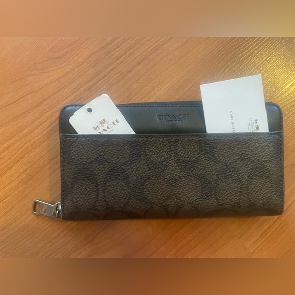 Coach Wallet - Picture 10 of 10